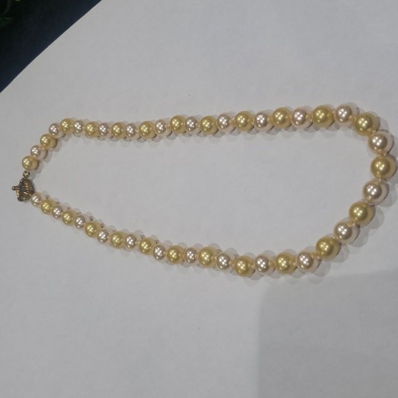 Vintage yellow Pearl Necklace - Picture 7 of 9